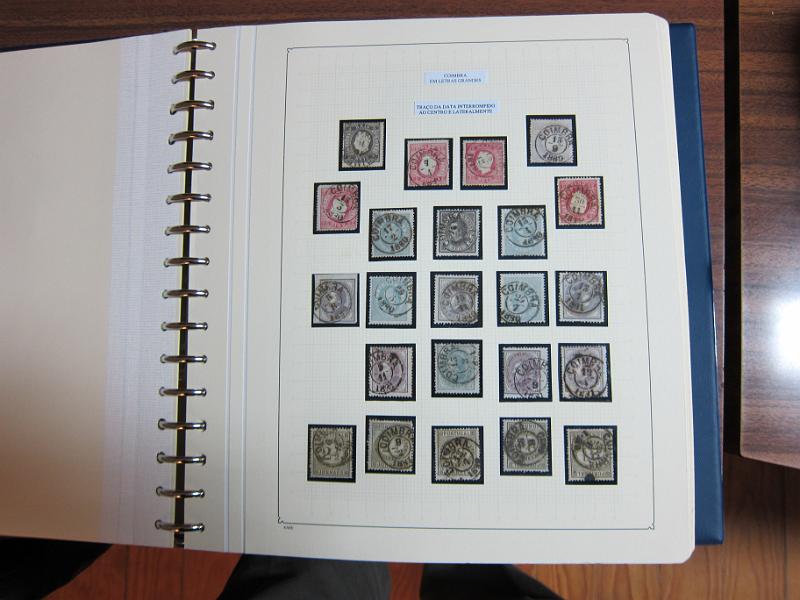 0019 (73).JPG -     Lote:    19      Marcofilia      Lotes Especiais       Descrição:         Portugal. Colecção especializada de carimbos de duplo círculo, tipo 1852, montada em 4 álbuns Lindner, com selos de diversas emissões e cartas, com estudo minucioso de cada marca. Lote a ver.         Lote       Valor Base:     &euro; 2.500,00     Valor Venda:     Retirado     